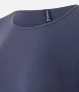 Body de manga larga con cuello redondo, confeccionado en tejido de poliamida y elastano sin costuras. Presenta un diseño ajustado al cuerpo con cierre inferior mediante botones de presión.