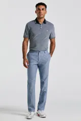 Pantalón de lino celeste de corte slim, con trabillas para cinturón y bolsillos laterales.