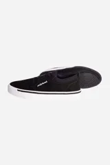 Zapatilla casual de caña baja, color negro, con cordones y suela de goma blanca. Presenta el logo de la marca "mistral" en blanco en el lateral.