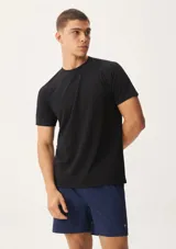 Camiseta deportiva negra de manga corta y cuello redondo, con corte regular y confeccionada en tejido técnico transpirable.