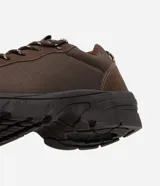 Championes de trekking masculinos de color marrón, con diseño robusto, capellada sintética y textil, cierre con cordones bicolores y suela tractorada de goma.