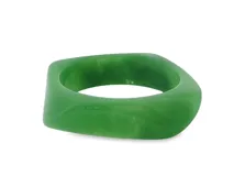 Brazalete tipo esclava de diseño moderno con forma cuadrada suavemente curvada, tallado en resina verde con acabado pulido y variaciones de color en su textura.