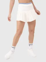 Falda plisada de corte A con pretina elástica y detalles de líneas en contraste. Incluye calza interna con bolsillo incorporado, diseñada para la práctica de deportes como tenis o pádel.