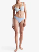 Brasier de microfibra color celeste pálido, con copas moldeadas y suaves, aro y ribete de encaje en los tirantes. Presenta un lateral de silicona líquida para un ajuste cómodo.