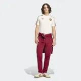 Pantalón deportivo Adidas de la selección de España, color bordó con las icónicas tres tiras blancas laterales. Presenta el escudo de la selección bordado en la pierna derecha y un corte clásico con ajuste cómodo.