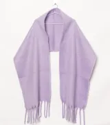 Mantón lila de textura suave y abrigada, con flecos en los extremos.