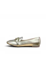 Mocasín Ana Paula de color dorado, con suela plana y detalle de cadena metálica dorada en el empeine.