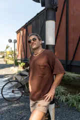 Bermuda color beige de pana con corte recto, calce cómodo, bolsillos laterales y traseros, y elástico en la cintura.