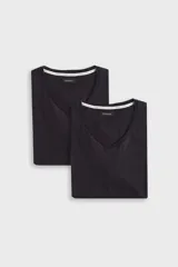 Pack de dos remeras de cuello en V, color negro, con detalle de cinta con logo en el interior del cuello.