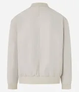Campera bomber negra para hombre, confeccionada en poliéster con cierre frontal de cremallera, cuello, puños y dobladillo elásticos acanalados, y bolsillos laterales.