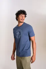 Remera de cuello redondo y manga corta, color azul, con estampado circular en el pecho que incluye el logo de la marca Original Penguin.