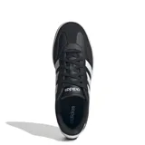 Championes urbanos Adidas modelo Urban Barreda T, color negro con las icónicas tres tiras laterales en blanco. Presentan una silueta T-toe con capellada que combina cuero sintético y gamuza, interior textil y suela de goma blanca con logo grabado.