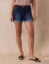 Short de jean azul oscuro, marca Royalty, con pretina con pasadores, botón y cierre. Delantera y trasera con bolsillos. Ruedo con dobladillo.