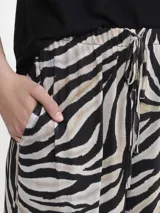 Pantalón de tul con estampado de cebra, corte palazzo y cintura alta con elástico.