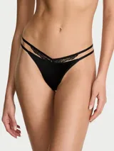 Tanga negra confeccionada en microfibra suave con detalles de encaje y tiras dobles en los laterales.