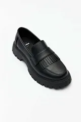 Mocasines negros de suela track chunky, con detalle de flecos y tira en el empeine.