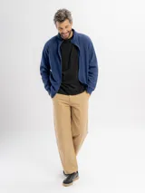 Pantalón estilo carpintero de corte regular y tiro medio, confeccionado en algodón resistente. Presenta bolsillos laterales, traseros y utilitarios, con cierre de botón y cremallera y terminación de pierna recta.