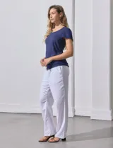 Remera tejida con estampado animal print, de manga corta con detalle de puntilla en las mangas y cuello redondo.