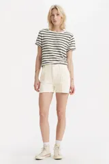 Short de jean color crema, de tiro medio y corte recto.