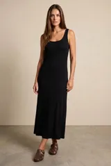 Vestido midi de corte recto y ajuste al cuerpo, confeccionado en tejido de viscosa con elastano. Presenta escote redondo y breteles anchos, con un diseño minimalista y fluido.