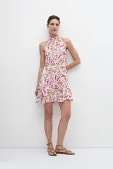 Vestido corto con estampado floral multicolor, cuello halter y falda acampanada. Incluye cinturón blanco con flecos.