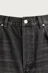 Jeans de corte barrel fit confeccionados en denim de algodón rígido, con diseño de cinco bolsillos y efecto lavado. Presentan un corte amplio en cadera y muslos con forma curva que se estrecha hacia el tobillo, tiro medio y largo cropped.
