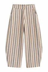 Pantalón barrel de corte amplio confeccionado en tejido símil lino con diseño de rayas verticales en tonos beige, marrón y blanco. Posee tiro alto, cintura con presillas y cierre frontal con botón.