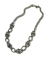 Collar de acero quirúrgico plateado con diseño de cadena de eslabones ovalados intercalados con secciones de aros y pequeñas cuentas metálicas.