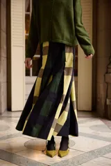 Falda larga de corte acampanado con tablas anchas, confeccionada en algodón color marrón.