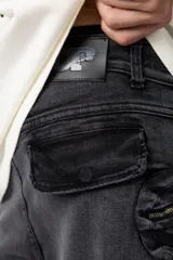 Bermuda cargo de jean con bolsillos laterales XL y efecto de lavado gastado. Presenta un corte cómodo y resistente, ideal para uso diario.