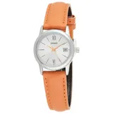 Reloj Casio modelo LTPV002L-7B3UDF con caja de acero inoxidable plateada de 25 mm y esfera blanca. Presenta una correa de cuero color marrón tostado con costuras al tono, movimiento de cuarzo japonés, cristal mineral y ventana de fecha a las 3 en punto.