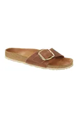 Sandalia Birkenstock Madrid con hebilla grande, confeccionada en cuero engrasado color marrón.