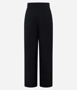 Pantalón de vestir negro, corte pantalona ancho y fluido, con pliegues frontales y cierre de botón en la cintura.