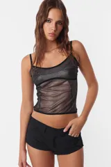 Top largo negro de microtul con foil, sin mangas y breteles regulables.