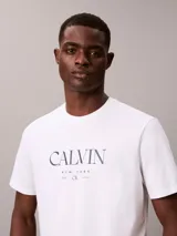 Remera Calvin Klein de manga corta y cuello redondo, color blanco, con diseño gráfico estampado del logo en el pecho.