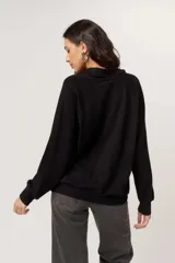Pullover de tejido liso con mangas de fleece suave, cuello camisero con escote en V y abertura, puños y bajo acanalados.