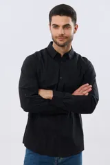 Camisa lisa de manga larga de algodón en color gris claro, de corte slim fit con cuello camisero y cierre frontal de botones.