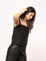 Musculosa blanca de lino con breteles anchos y diseño de franjas combinadas con lurex.