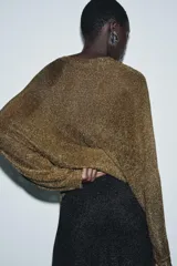 Jersey de punto con cuello redondo, manga larga ancha y puños ajustados. Tejido con hilo metalizado en tonos marrones y dorados.