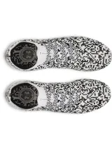 Championes de fútbol Under Armour Magnetico Pro 5 FG, con diseño estampado en blanco y negro de patrón digital, cuello de punto y suela con tacos cónicos para césped natural firme.
