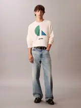Sweater Calvin Klein de corte relajado y color blanco, con cuello redondo, mangas largas y puños de canalé. Presenta un diseño gráfico de monograma CK en color block con bloques en verde, rosado y azul, acompañado del logotipo de la marca estampado en el pecho.