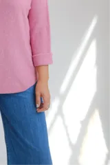 Sweater de punto color rosa viejo, con escote redondo a la base y mangas largas. Presenta un diseño holgado y básico, ideal para uso diario.