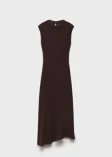 Vestido midi de color marrón chocolate, con cuello perkins, diseño sin mangas y corte evasé. Presenta un bajo asimétrico y cierre de botón en la parte posterior.