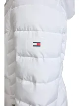 Campera ligera acolchada de la marca Tommy Hilfiger, con diseño de costuras en V, cierre frontal de cremallera, capucha integrada y bolsillos laterales con cierre.