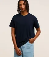 Remera básica de corte regular para hombre, color verde militar, con mangas cortas y cuello redondo.