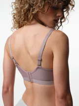 Soutien con copas preformadas sin aro, confeccionado en microfibra con textura microperforada. Presenta breteles ajustables y cierre posterior con broches multiposición.