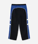 Pantalón deportivo de corte recto confeccionado en microfibra de poliamida, color negro con paneles laterales en color violeta y detalles en blanco. Cuenta con cintura elástica con cordón ajustable.