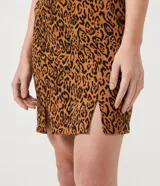 Vestido corto con estampado animal print color marrón y negro, breteles finos y abertura lateral.