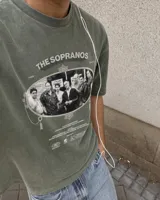 Remera oversize marrón con efecto lavado, manga corta y estampa frontal en blanco y negro de la serie The Sopranos.
