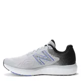Championes de running New Balance modelo Fresh Foam 680 V7, con capellada de malla técnica transpirable en color gris y detalles en negro y azul. Incorporan entresuela con tecnología Fresh Foam para una amortiguación superior y suela de goma resistente.